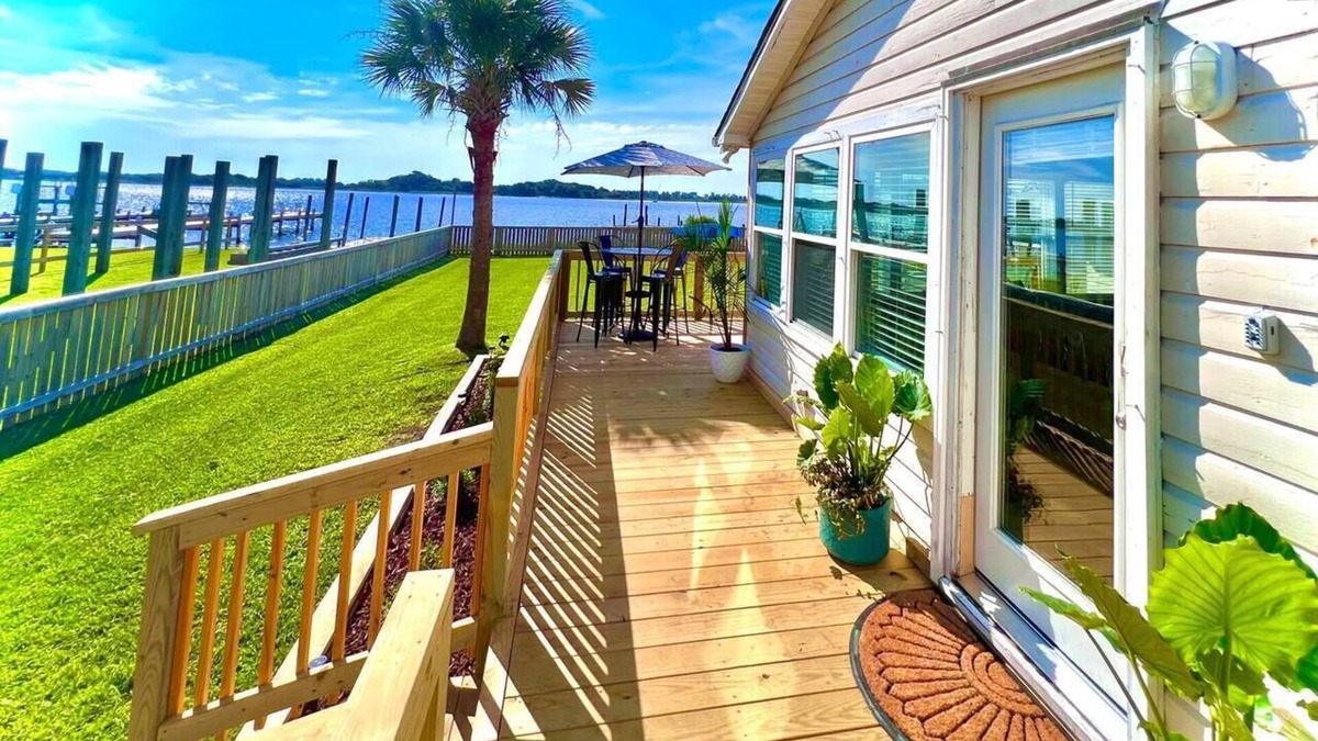 Surf City House | On the Waterway- Waterfront - Kayaks - Paddle Boards- Fenced Yard - Dog Friendly