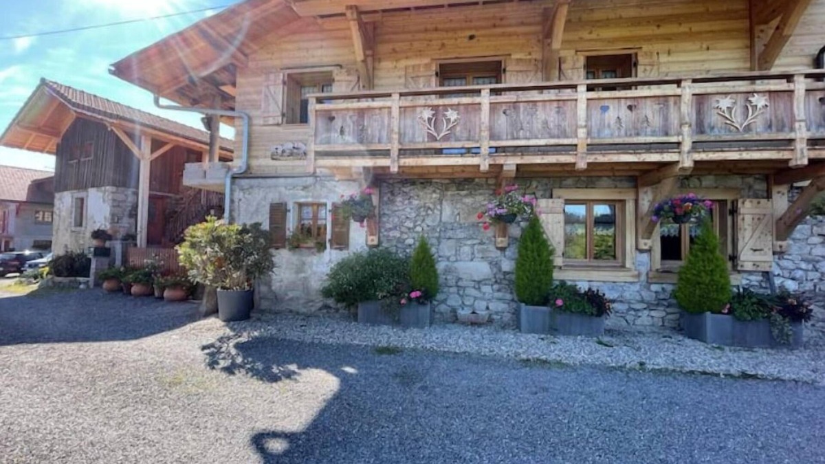 Vailly Ski Chalet | On top of the hill