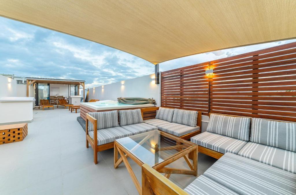 Pereybere Apartment | One Bay Residence Unit 15 - Penthouse with private roof top, jacuzzi and sea view
