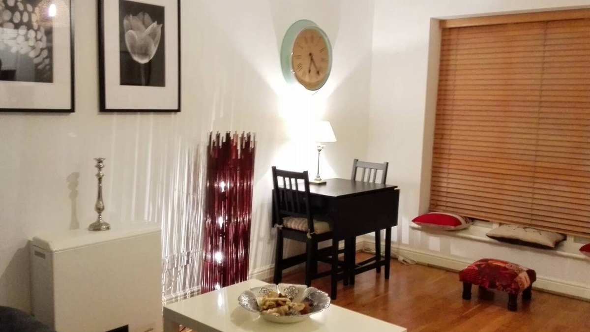 Island Gardens Apartment | One-bed dockside flat near Canary Wharf