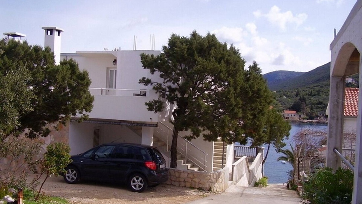Pokrivenik Apartment | One bedroom apartment near beach Cove Pokrivenik, Hvar (A-18955-b)