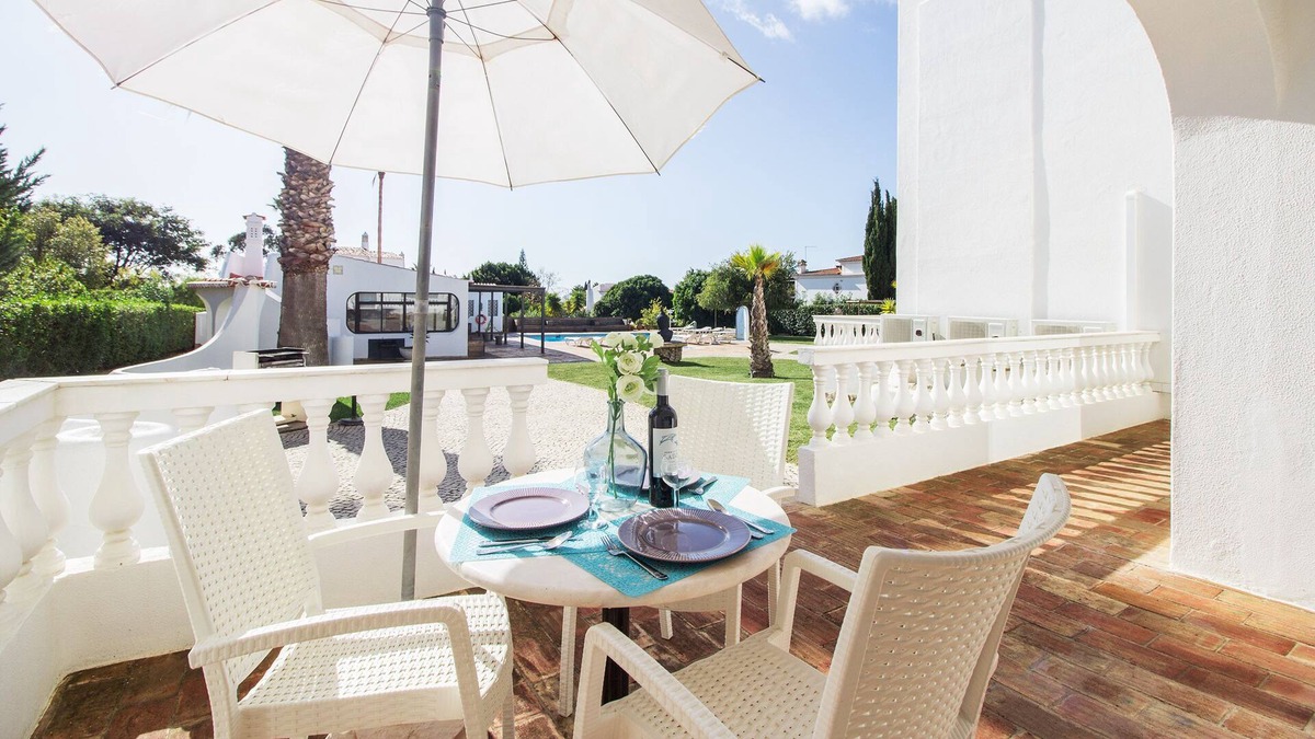 Mato Serrao Apartment | One bedroom apartment on a small-scale resort in Cavoeiro. Swimming pool, air conditioning