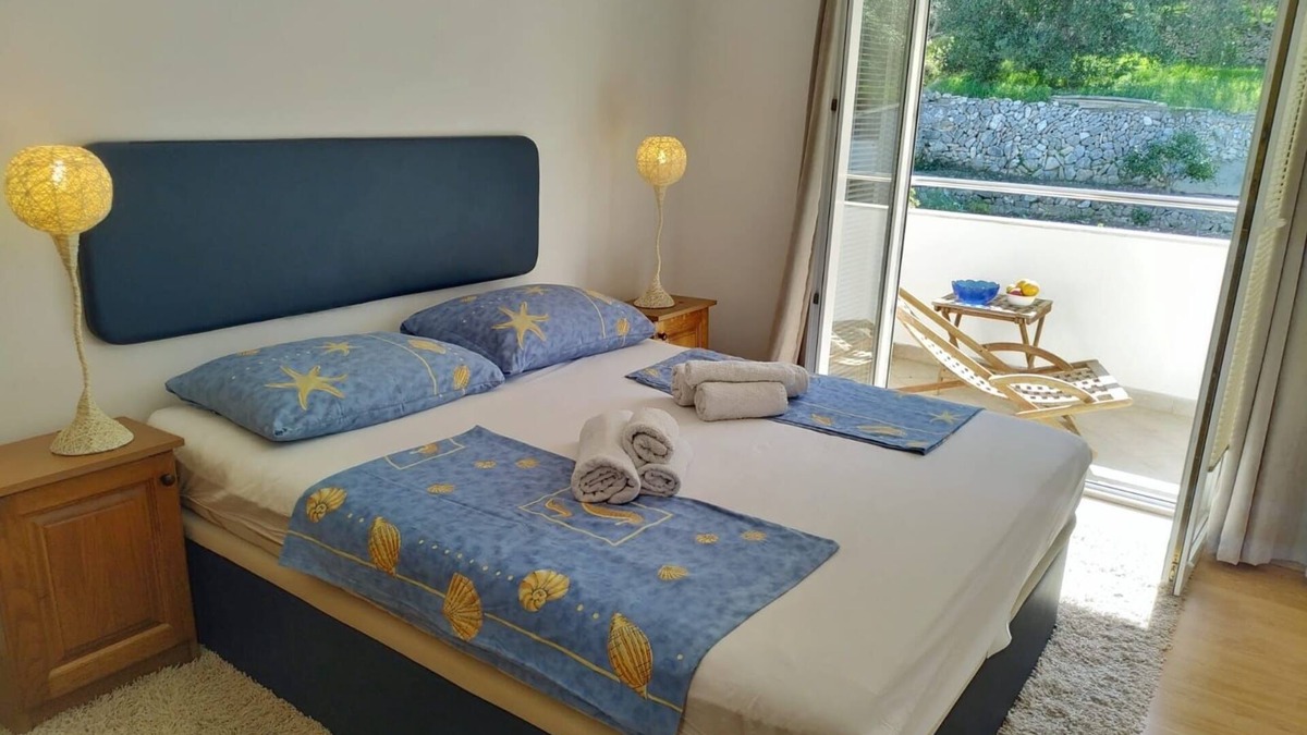 Jesenice Apartment | One bedroom apartment with balcony and sea view Sumpetar, Omiš (A-11798-b)