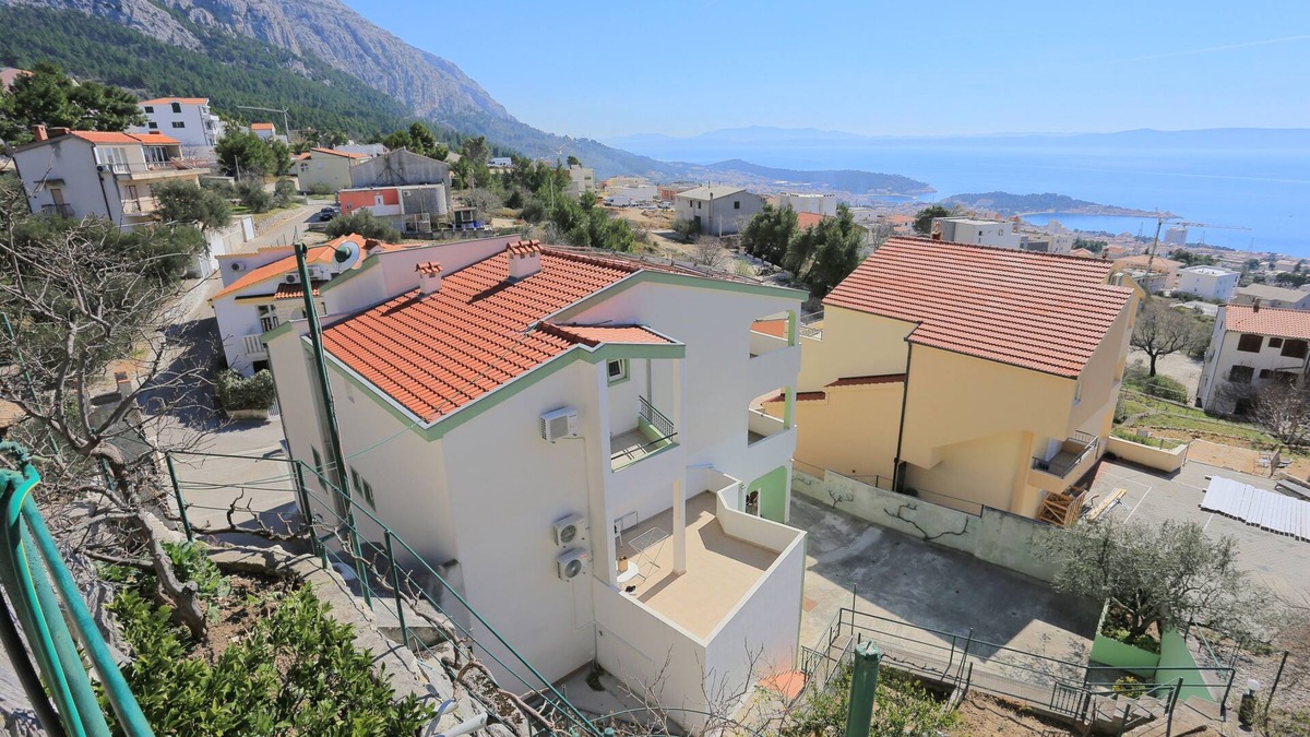 Veliko Brdo Apartment | One bedroom apartment with balcony and sea view Makarska (A-18213-a)
