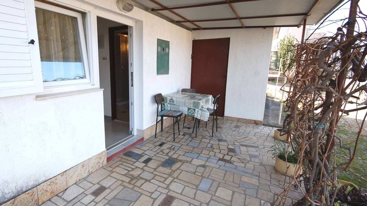 Njivice Apartment | One bedroom apartment with terrace Njivice, Krk (A-21858-a)