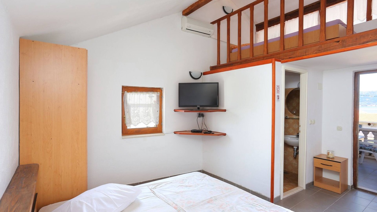 Slatine Apartment | One bedroom apartment with terrace and sea view Slatine, Čiovo (A-16131-e)