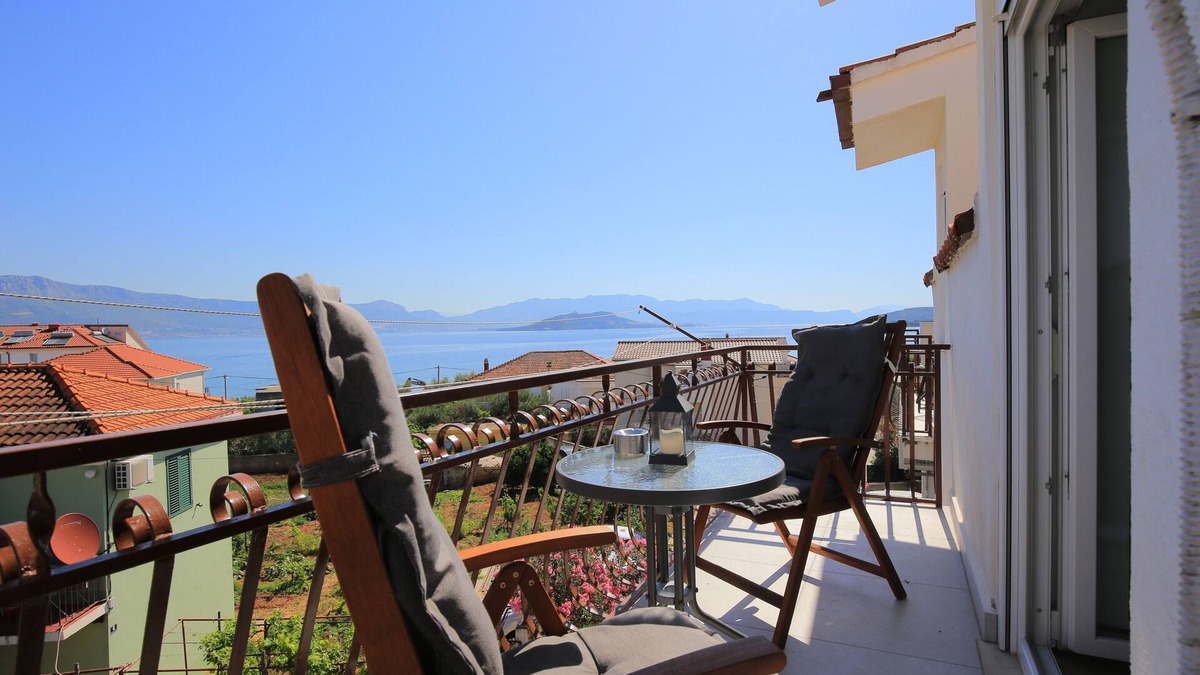Slatine Apartment | One bedroom apartment with balcony and sea view Slatine, Čiovo (A-24266-c)