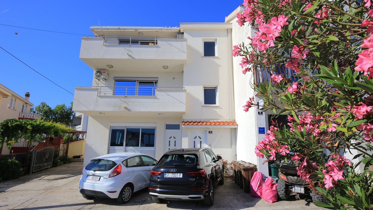 Slatine Apartment | One bedroom apartment with balcony and sea view Slatine, Čiovo (A-24266-d)