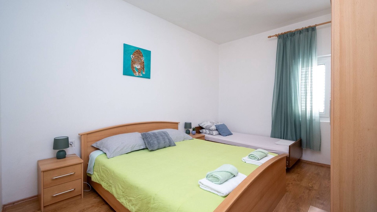Metajna Apartment | One bedroom apartment near beach Metajna, Pag (A-6395-c)