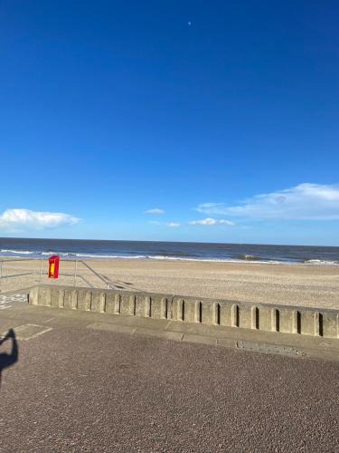 Lowestoft Apartment | One Bedroom Apartment Near The Beach in Lowestoft by Eason Stays, Ideal For Weekend Getaways & Business Travellers - with Free parking!