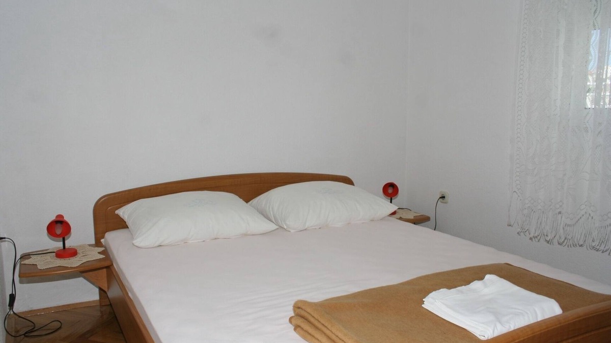 Igrane Apartment | One bedroom apartment near beach Igrane, Makarska (A-2679-a)