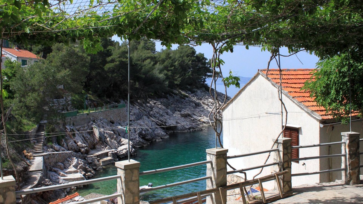 Gdinj Apartment | One bedroom apartment near beach Cove Pobij, Hvar (A-8702-d)