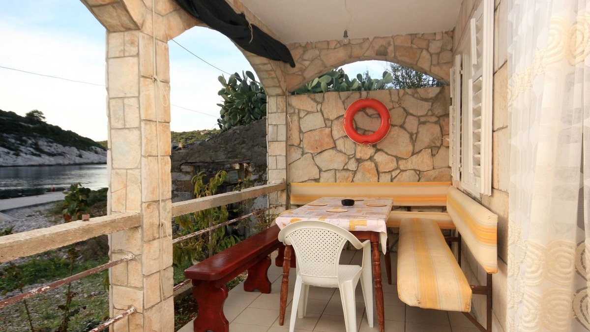 Cove Rogacic Apartment | One bedroom apartment near beach Cove Rogačić, Vis (A-2460-b)