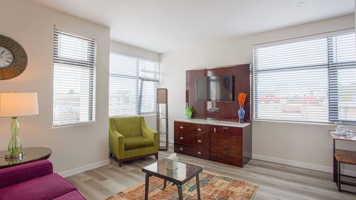 Bankers Hill Apartment | One Bedroom Apartment with Luxurious Furnitures