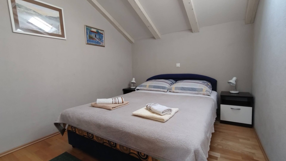 Vinisce Apartment | One bedroom apartment with terrace and sea view Vinišće, Trogir (A-11003-a)