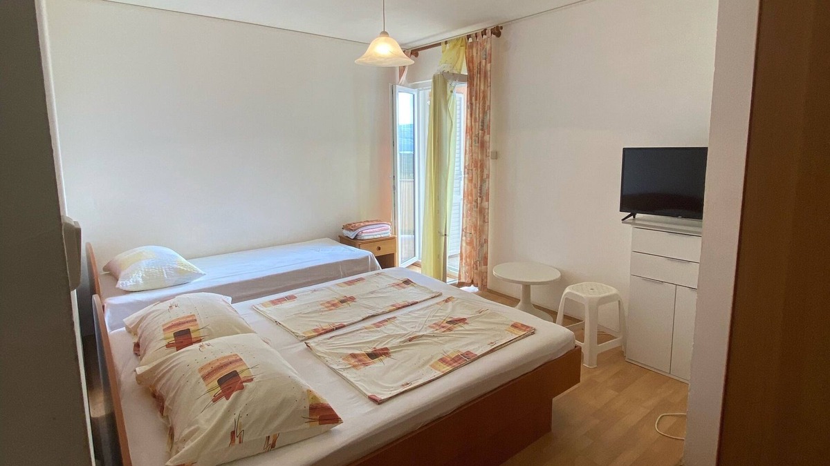 Lopar Apartment | One bedroom apartment with balcony and sea view Lopar, Rab (A-23747-c)