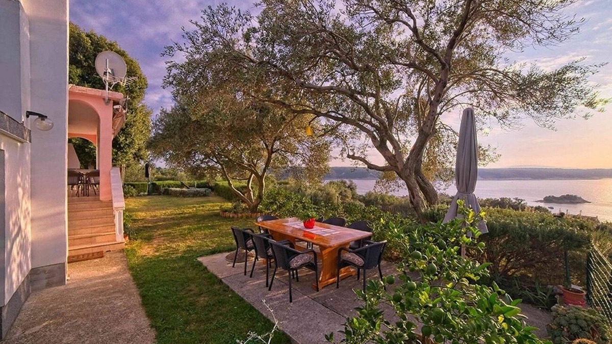 Rab Town Apartment | One bedroom apartment with balcony and sea view Supetarska Draga - Gonar, Rab (A-22586-b)