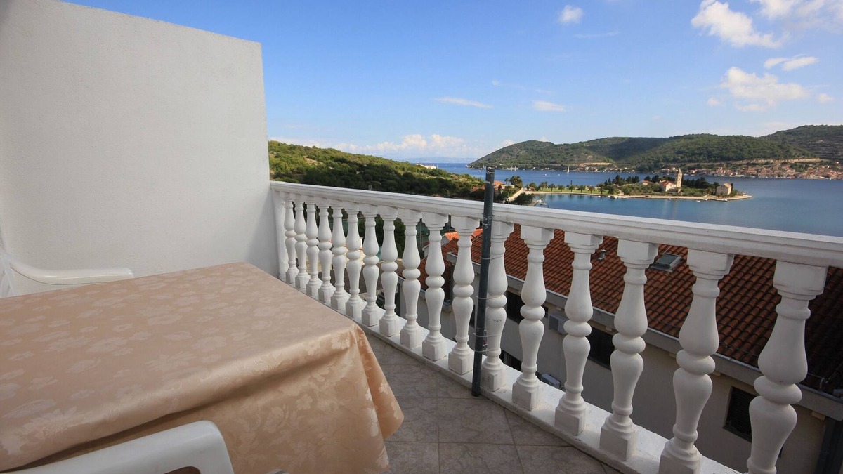 Cove Rogacic Apartment | One bedroom apartment with terrace and sea view Vis (A-8531-a)