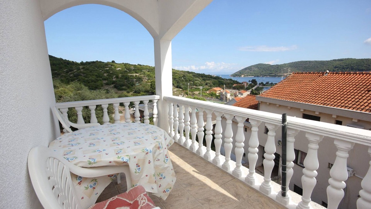 Cove Rogacic Apartment | One bedroom apartment with terrace and sea view Vis (A-8531-e)
