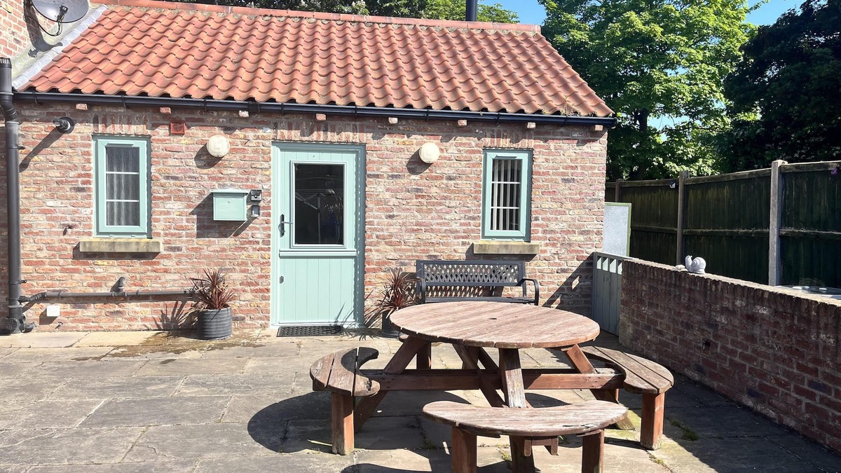 Barmston Cottage | One bedroom barn with free parking