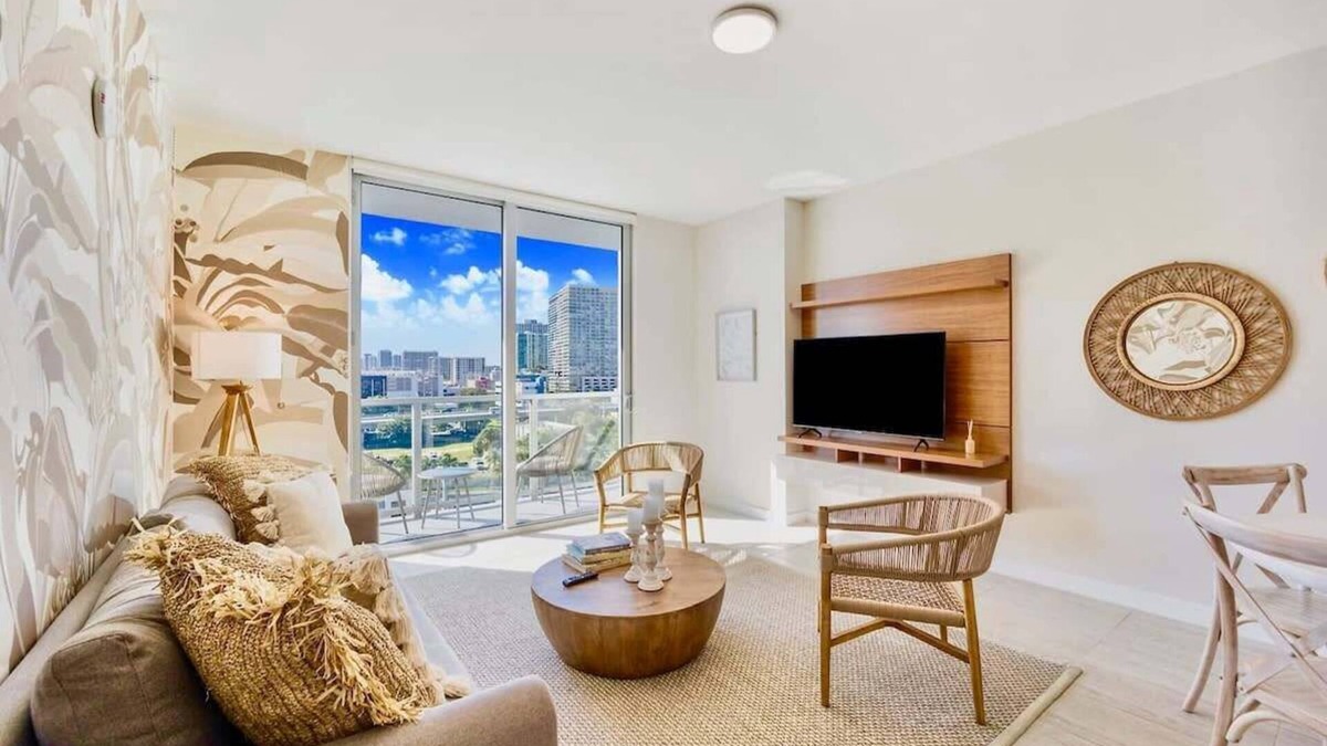 Northeast Miami Condo | One Bedroom Condo King Bed With City Views
