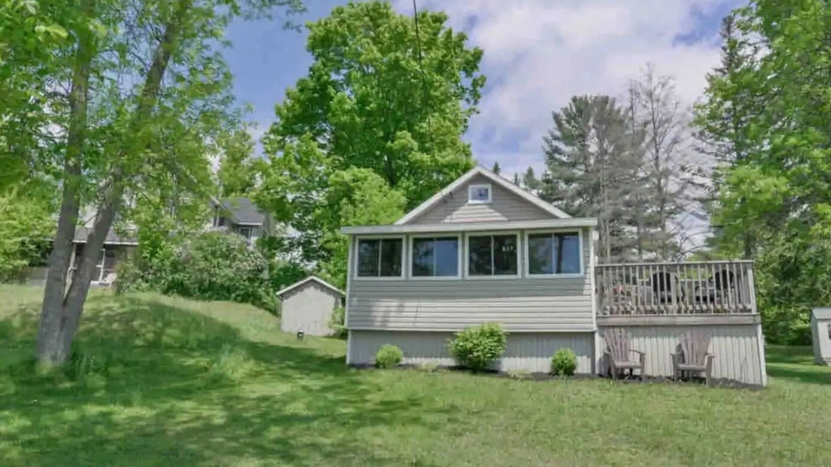 Bala Cottage | One Bedroom Cottage W/Loft By The Moon River