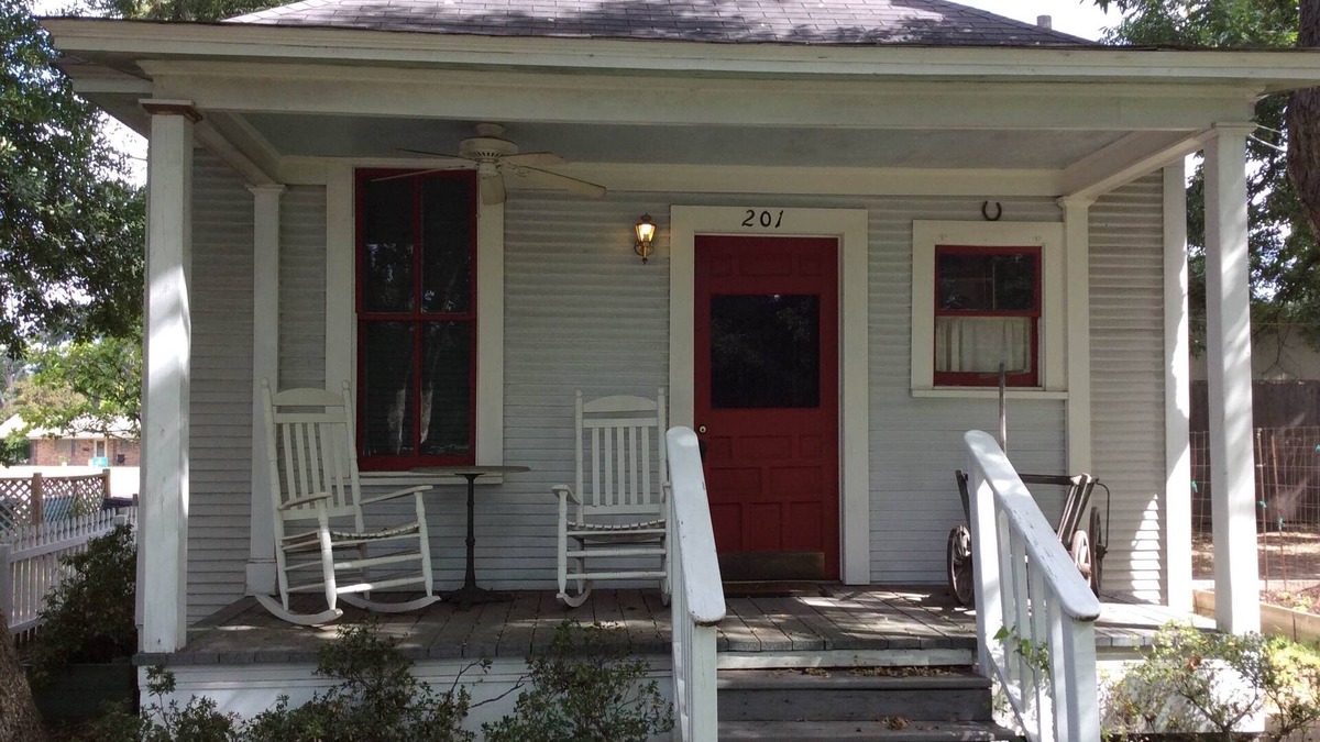 Jefferson House | One bedroom cottage with private bath and kitchen nook