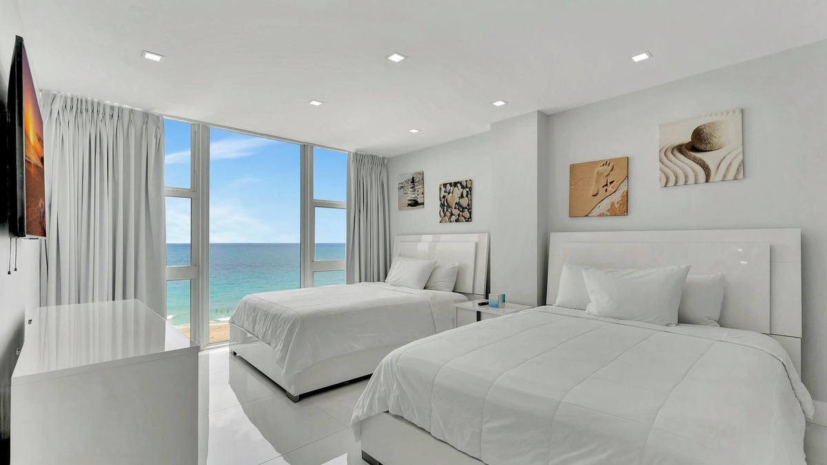 Galt Mile Apartment | One Bedroom direct ocean front suite