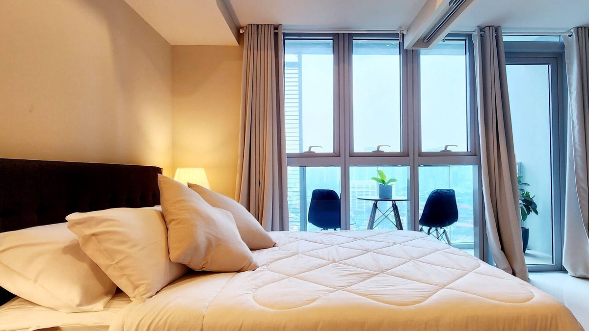 Taguig Condo | One Bedroom Luxury Condo in Uptown BGC w PoolGym Wi-Fi Netflix Balcony