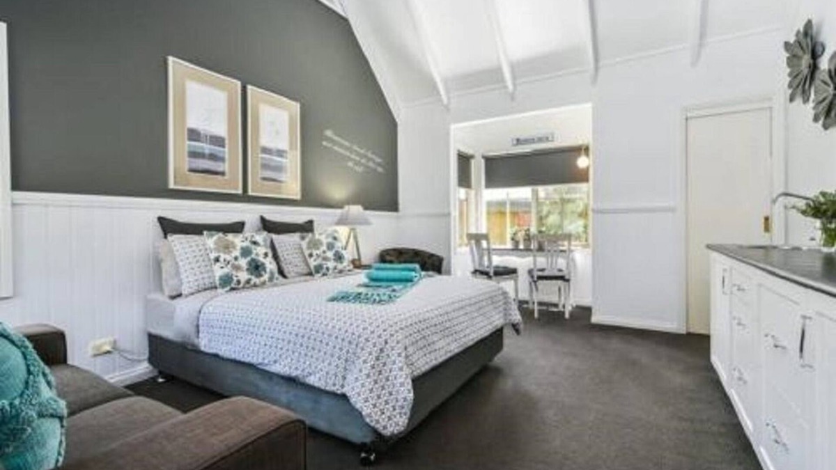 Traralgon Apartment | One-Bedroom Queen Suite