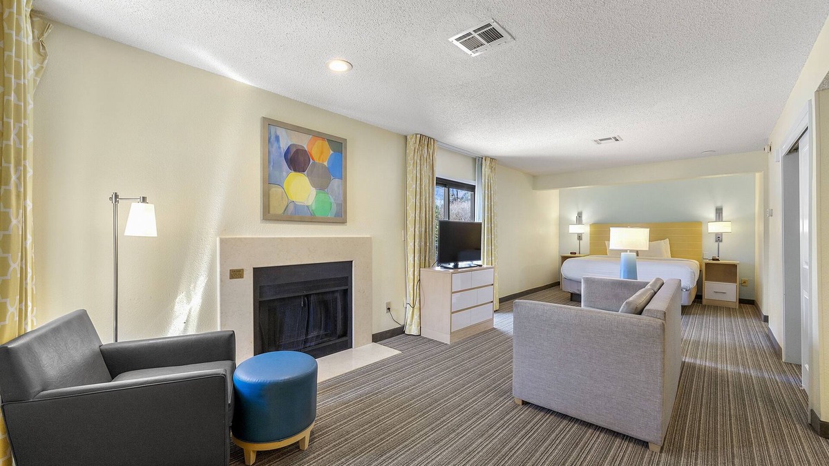 Dunwoody Apartment | One Bedroom x One Bathroom Suite in Atlanta, GA - Chamblee