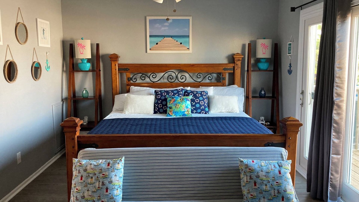 Galveston House | One block from Stewart beach, full kitchen & strong Wi-Fi. Near to Cruise Port.