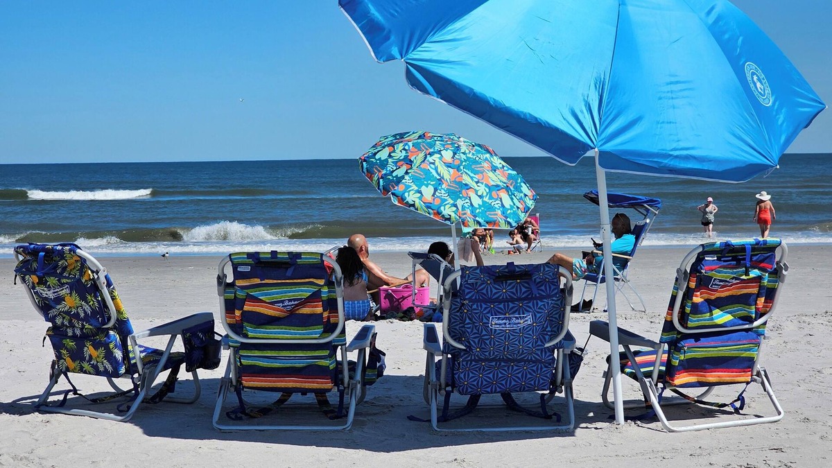 Brigantine Condo | One block from the beach! Cozy beach condo near restaurants and shopping.