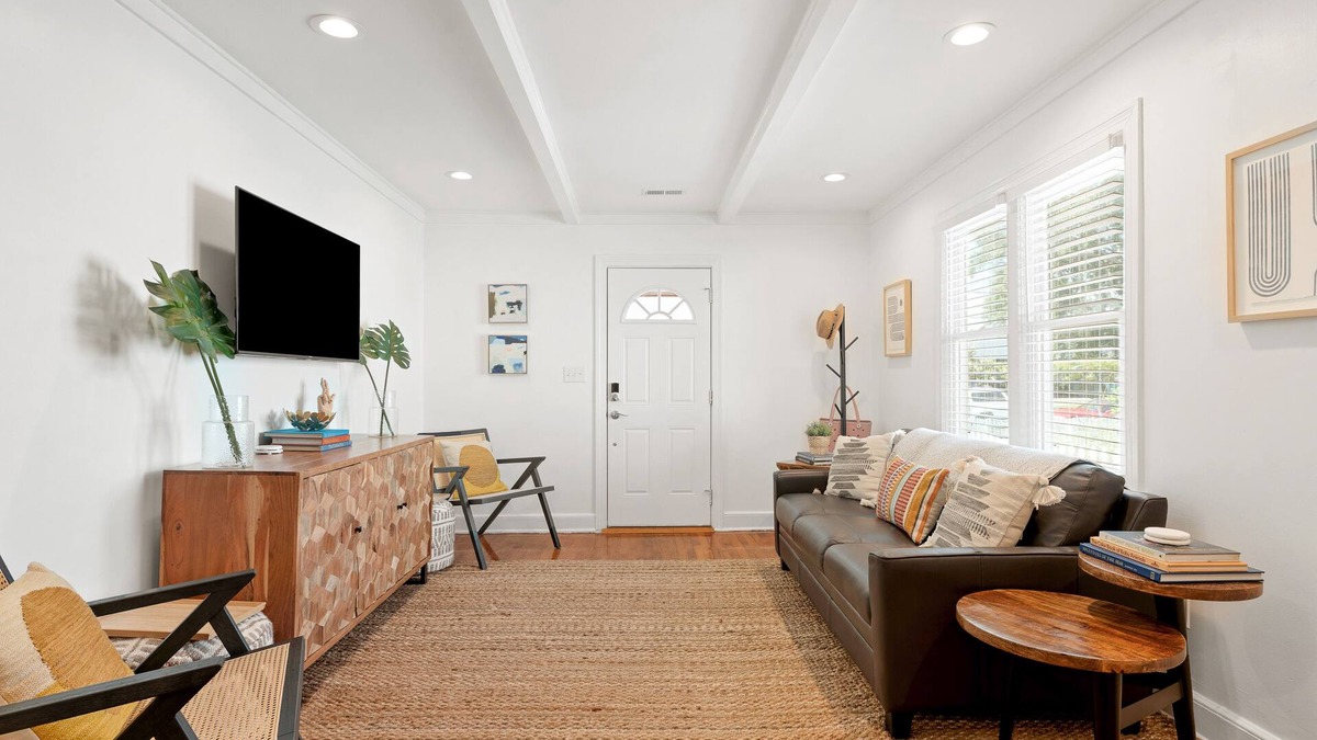 North Charleston House | One block from Park Circle Restaurants & Bars!