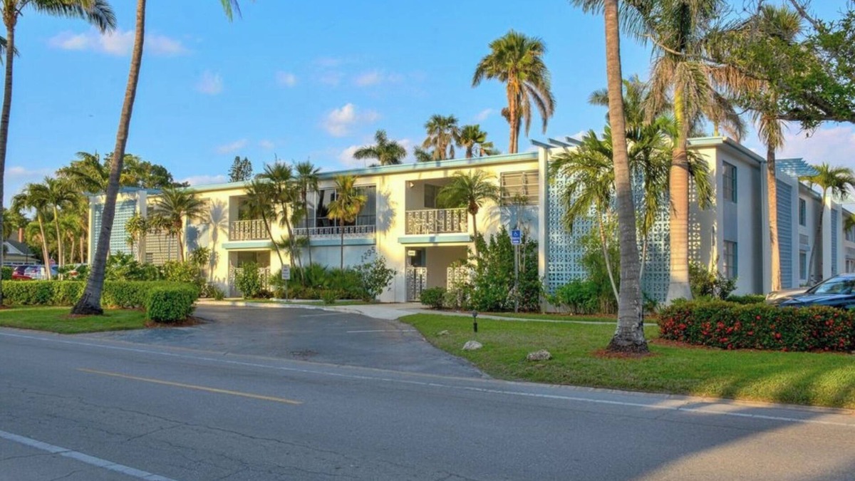 Aqualane Shores Condo | ONE BLOCK to the beach, Restaurants & Shopping!