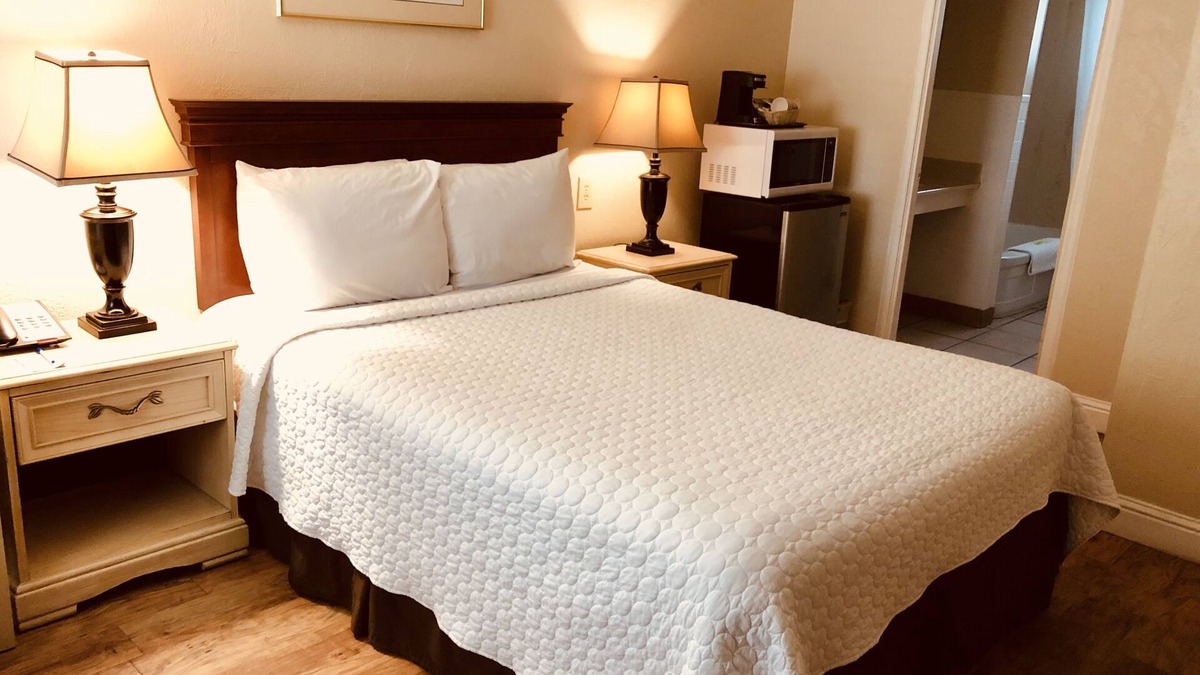 Northeast Carmel Cottage | One Double Bed Cottage
