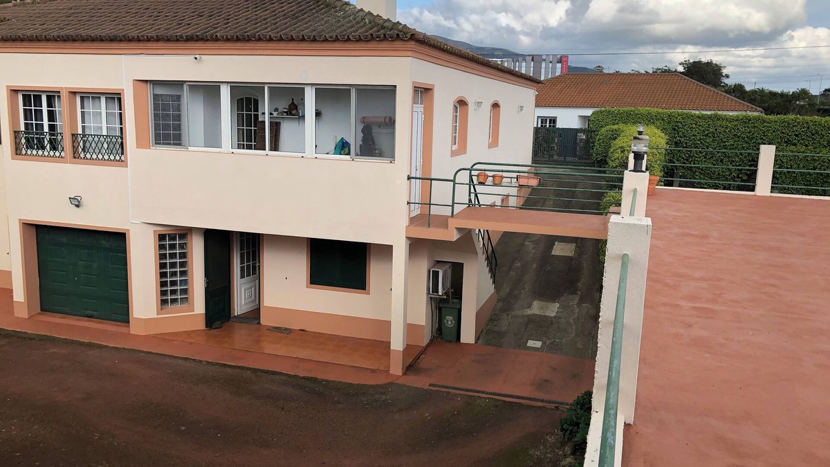 Lagoa House | One Double room 16m King Size bed 1,95x 1,50m,tv, parking and shared bathroom.