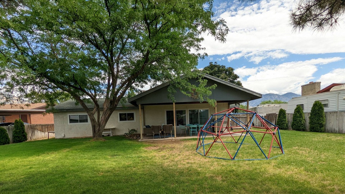 Suncrest House | One Level convenient cozy Older home. Family friendly. Close to everything!