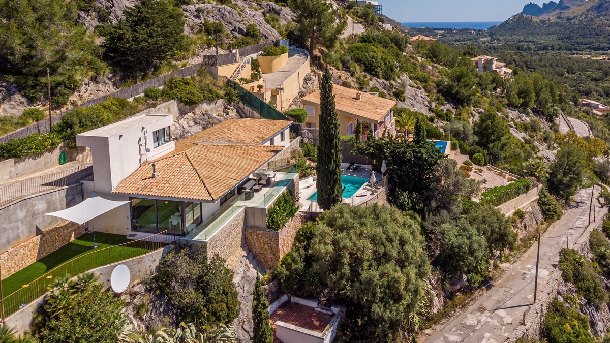 Urbanitzacio la Font Villa | One level family friendly 3 bedroom villa with dramatic views of the Pollensa Area and beyond.