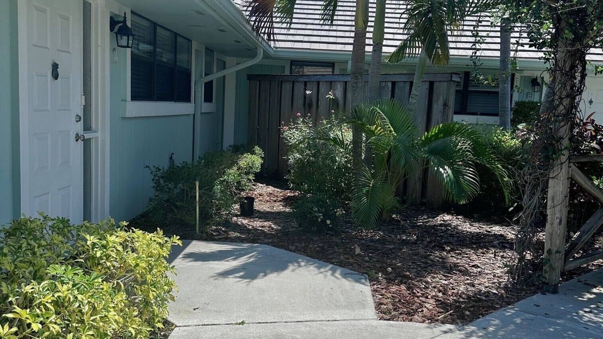 Jupiter Bay Condo | One level villa. Clubhouse, pool, tennis. Barbeque on patio. Two parking spaces.