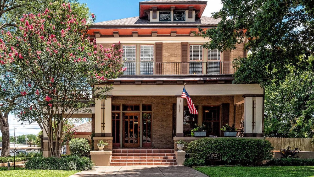 Austin Ave. House | One Mile from the Fixer Upper Silos in Downtown Waco