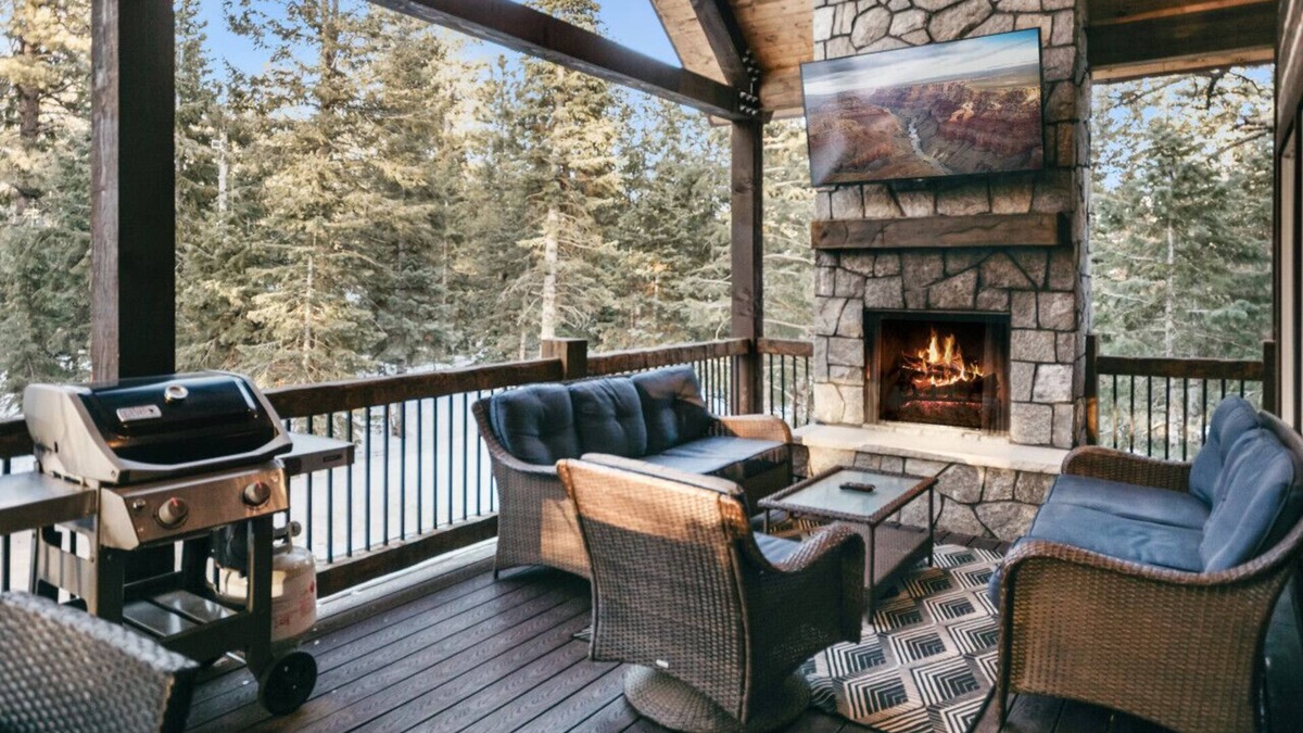 Duck Creek Village Cabin | One of a Kind Cabin- Game Room, Fire Pit, Covered Deck w/Fireplace & Spa!