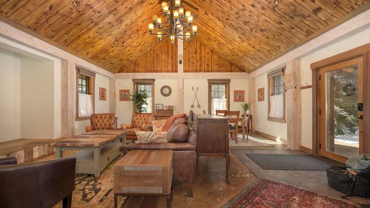 Fraser Cabin | One of a kind 5 bedroom cabin, downtown location,