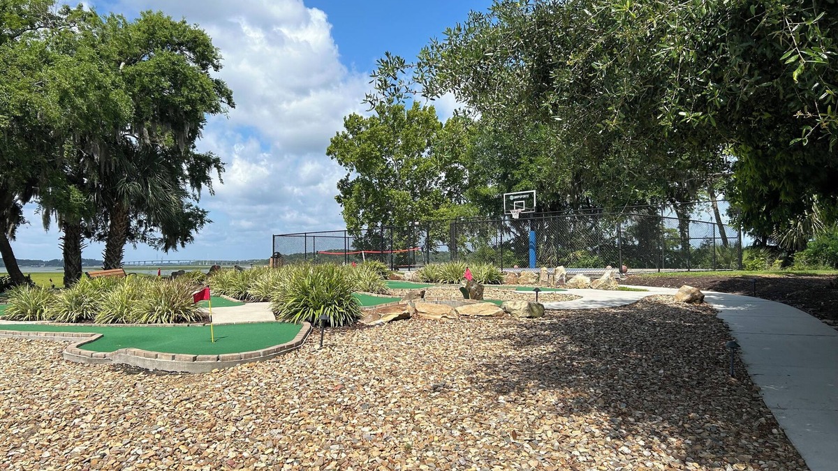 Palmetto Dunes Resort | One round of FREE golf for 4 people per day. There are 2 courses available.