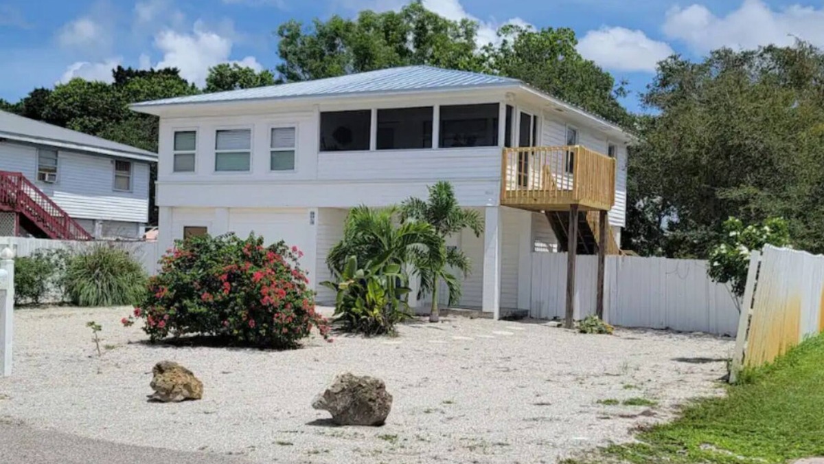 Bonita Springs Apartment | One Step Spacious Kit W & D Close to Everything 3 Mi To Beach Sleeps 4 King Bed