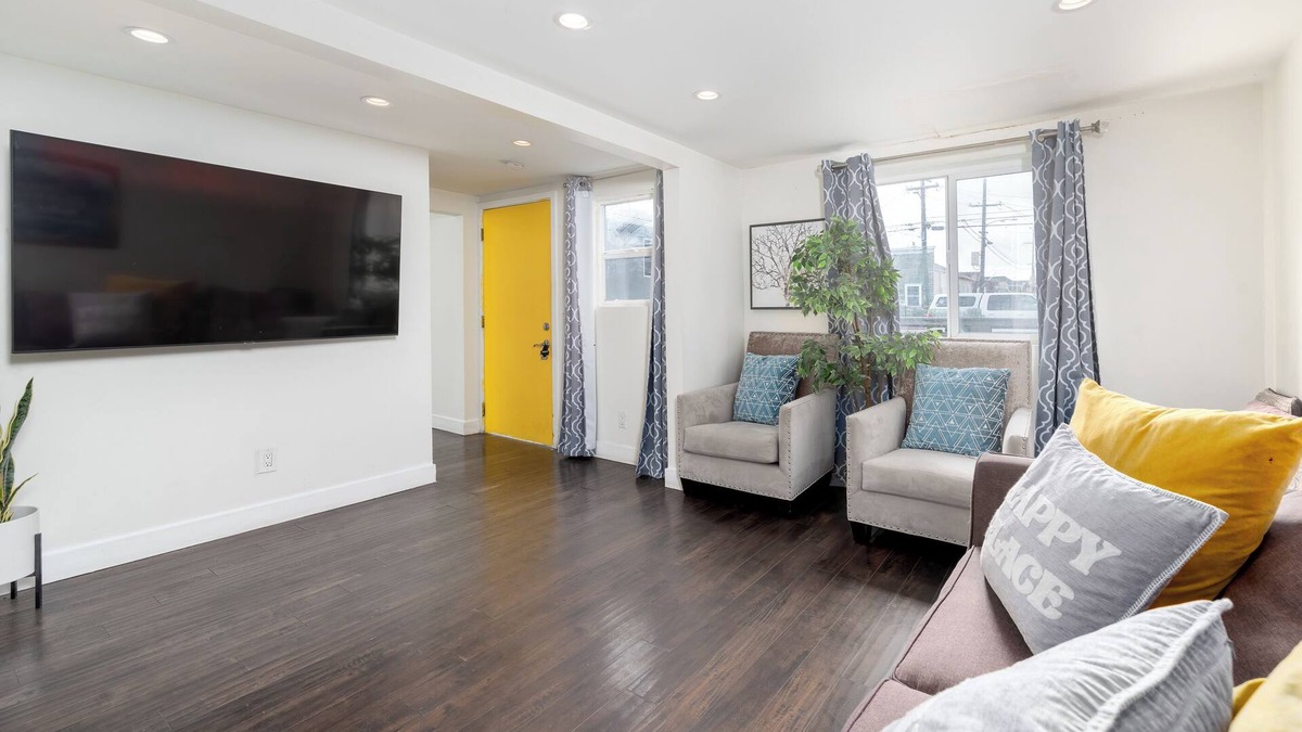 Oakland House | One stop in SF. Free parking and close to everything.
