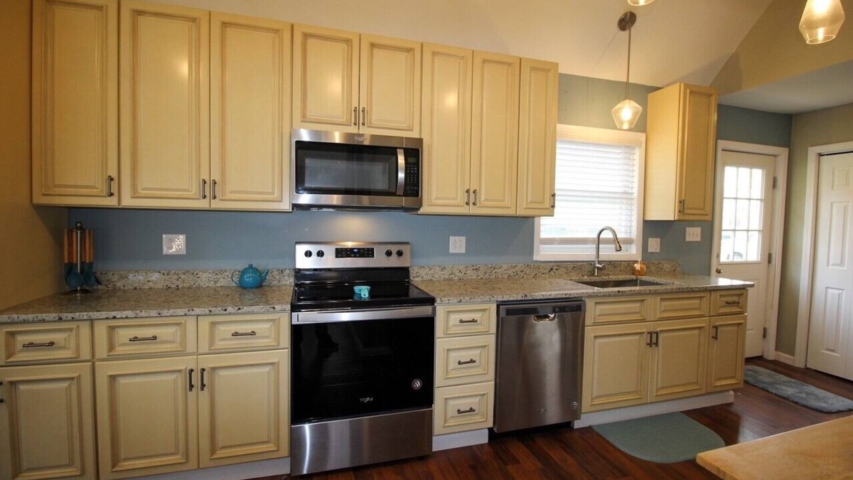 Cleveland House | Oneida Lake access close to The Turning Stone Casino and The Lakehouse