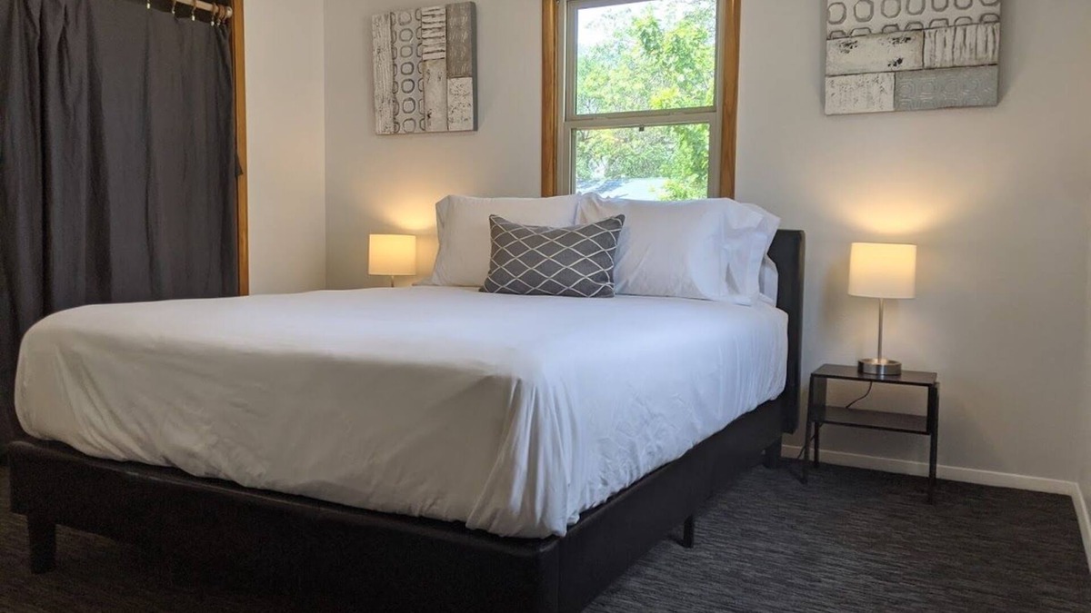 Bismarck House | ONLY 1 mi to Cap. & Both Hosp-Cozy 2 Bed Home