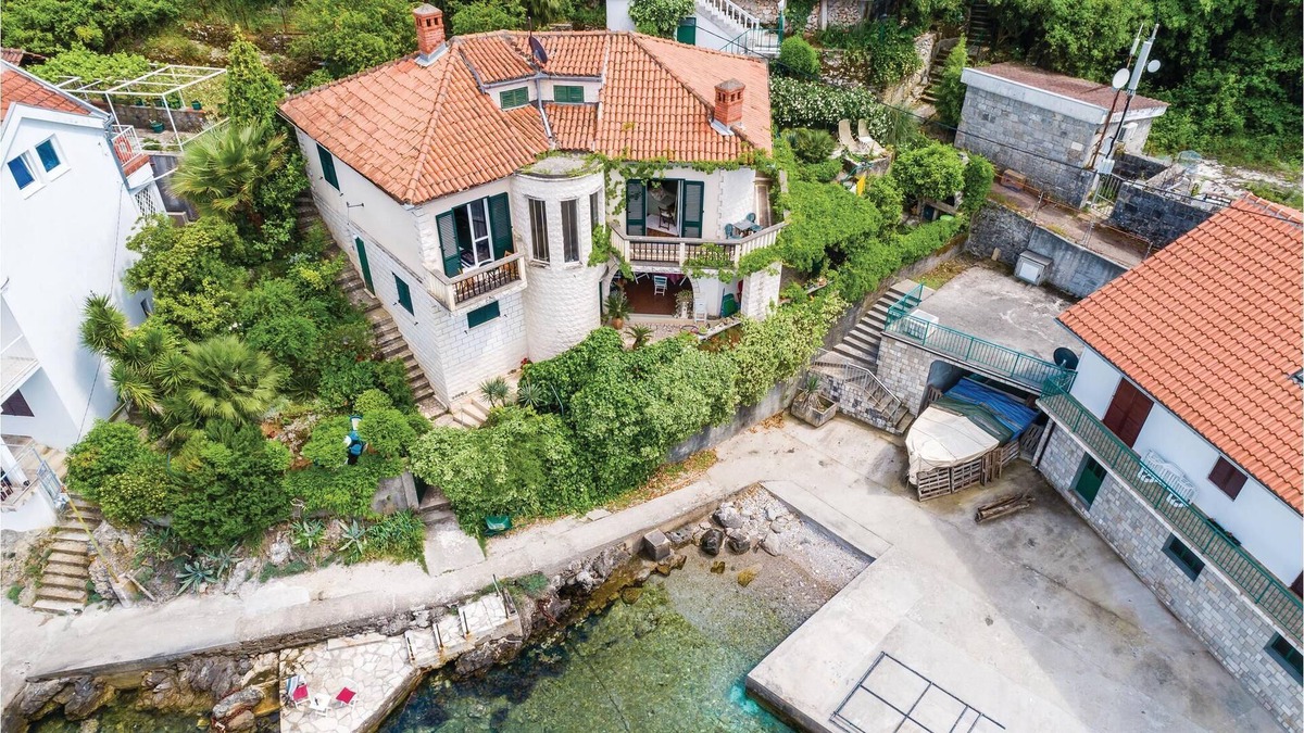 Rose House | Only 10 km from Tivat airport, the small fishing village of Rose enjoys a beautiful location on the