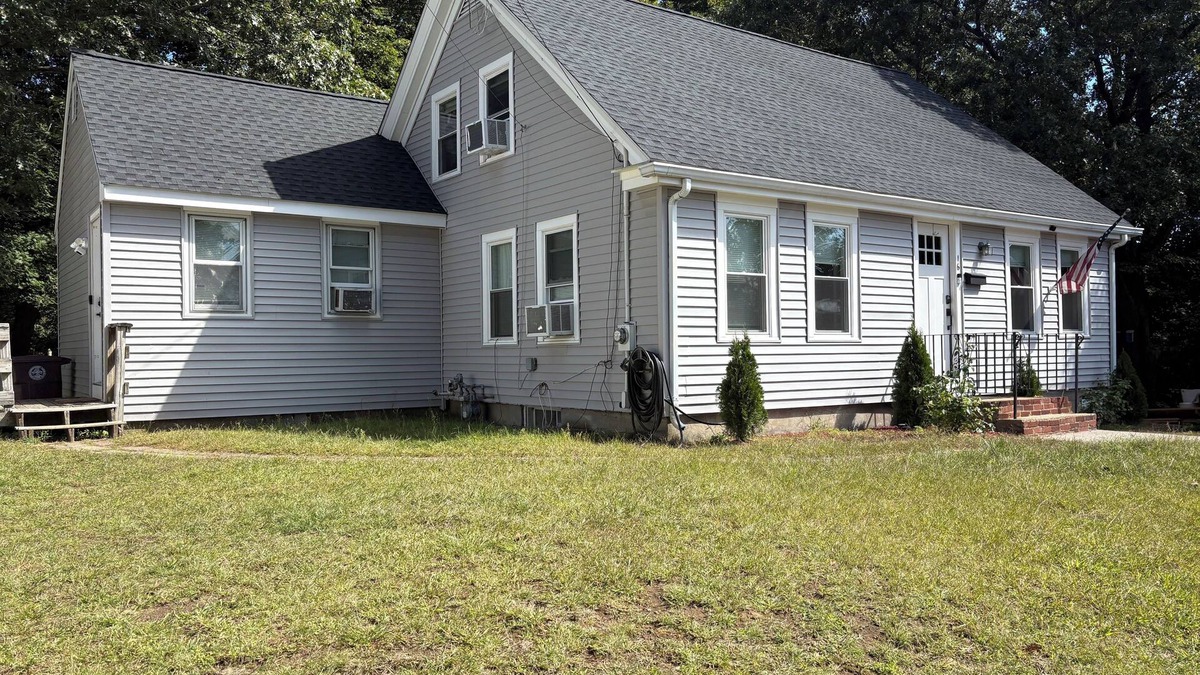 Weymouth Apartment | Only 20 minutes from boston/Guesthouse right off the exit , close to everything